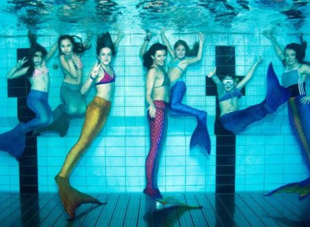 queues de sirene filles dans l'eau